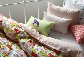 ON THE GO(RED) BEDDING SET